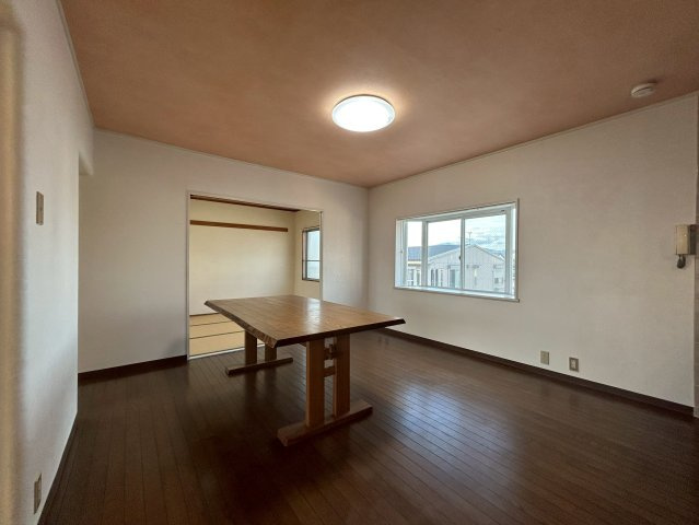 エクセル渋川の居間・リビング|LDKからは全部屋への動線がございますので、帰宅後のご家族の様子もうかがえます(^^♪