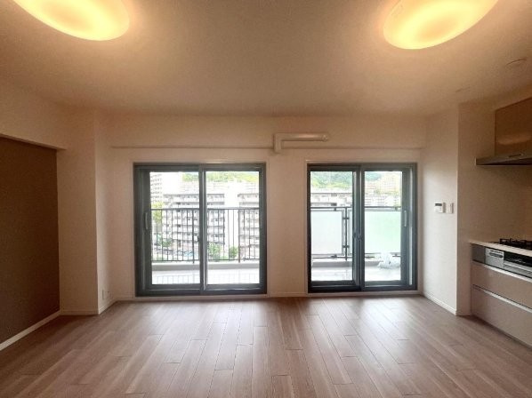 寝屋川東ファミリータウン西四番館の居間・リビング|LDK13.9帖
■物件内覧・資金計画相談・住宅ローン相談、リフォーム相談、お問合せ受付中■
※当日・翌日のご内覧、ご相談はお電話でのお問合せがスムーズです！