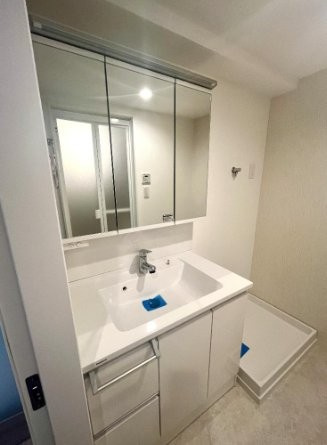 寝屋川東ファミリータウン西四番館の独立洗面台|シャワー付き洗面化粧台
■物件内覧・資金計画相談・住宅ローン相談、リフォーム相談、お問合せ受付中■
※当日・翌日のご内覧、ご相談はお電話でのお問合せがスムーズです！