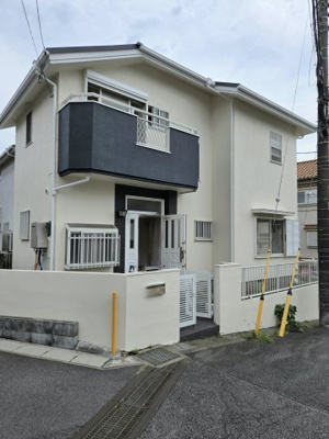 【外観】 | 再生住宅　市川市北方町４丁目　角地ＬＤＫ２０帖  | 落ち着いた外観デザイン、駐車スペース付き再生住宅