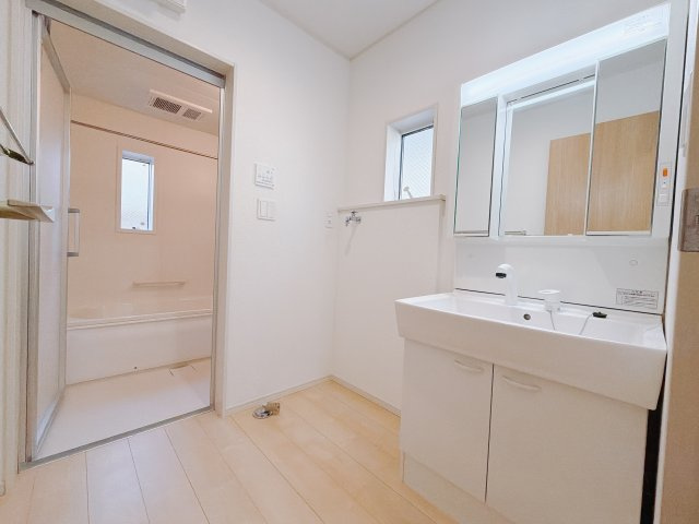 【中古戸建】前橋市国領町の独立洗面台|■洗面室｜三面鏡の洗面台は鏡の裏が収納ポケットになっているので、ヘアケア用品や歯ブラシなどでごちゃつきがちな洗面台周りがスッキリ片付きます。　