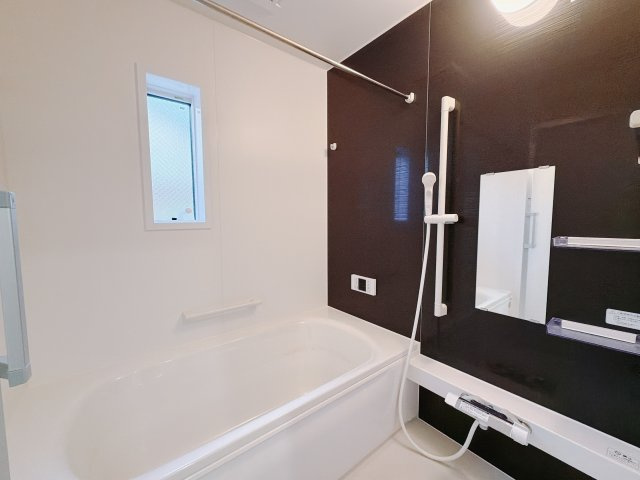 【中古戸建】前橋市国領町の浴室|■浴室｜足を伸ばしてゆったりと入浴ができる1坪タイプのバスルームです♪備え付けの棚には家族一人一人のシャンプーを分けて置くことができます♪バスルームをいつもすっきりと使えますね♪