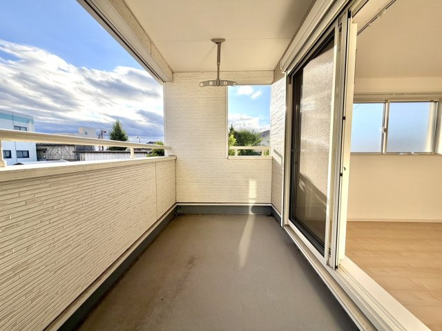 【中古戸建】前橋市国領町のバルコニー|■バルコニー｜あたたかな陽のひかりを浴びることのできるバルコニー。お洗濯物やお布団を干せば、家族みんなが気持ちよく暮らすことができます(*^^*)