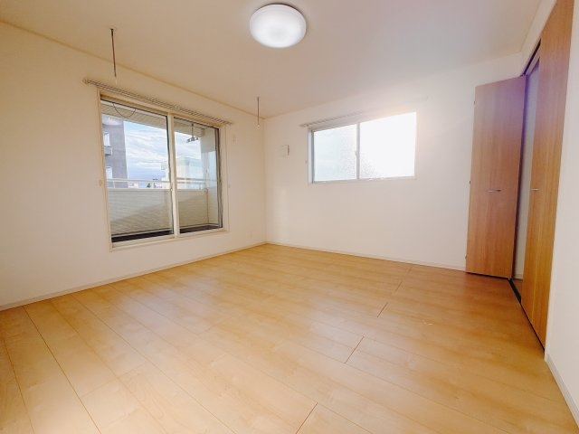 【中古戸建】前橋市国領町の寝室|■主寝室｜ベッドやテレビなどの大き目の家具を置いても余裕のある広々主寝室です♪家事やお仕事にお疲れなパパ・ママがゆっくりと過ごせる空間です♪