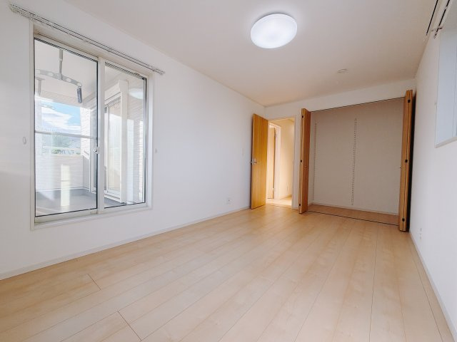【中古戸建】前橋市国領町の洋室|■2階洋室｜ナチュラルカラーの床です。模様替えなどとても楽しく工夫できます♪陽当たり、風通しもとても良いので毎日快適な生活スタートです！子供部屋にも良いですね♪