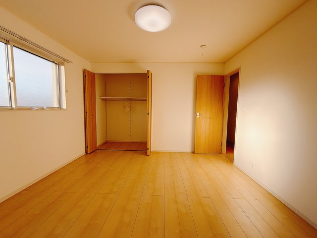 【中古戸建】前橋市国領町の洋室|■2階洋室｜2階各居室には収納をご用意しています♪常にお部屋を綺麗に保てます！小さなお子様も自然とお片付けができるようになるのでうれしいですよね！