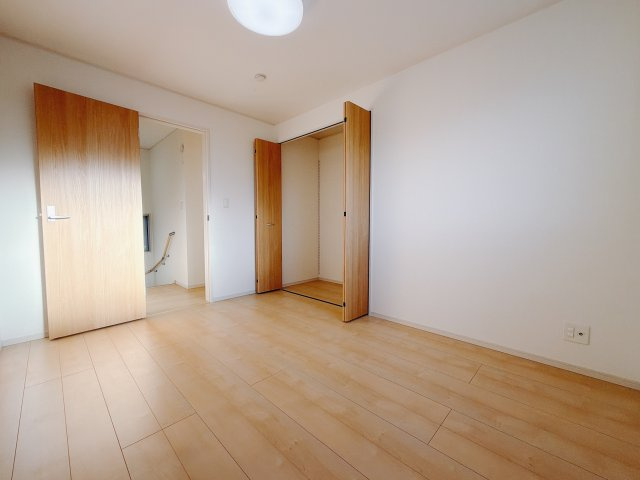 【中古戸建】前橋市国領町の洋室|■2階洋室｜お子様の一人部屋にピッタリな洋室。木のぬくもりを感じるフローリングは、天然木の味わいが時とともに深みを増していきます。また、傷にも強く、フリーワックスでお手入れもラクラクです♪