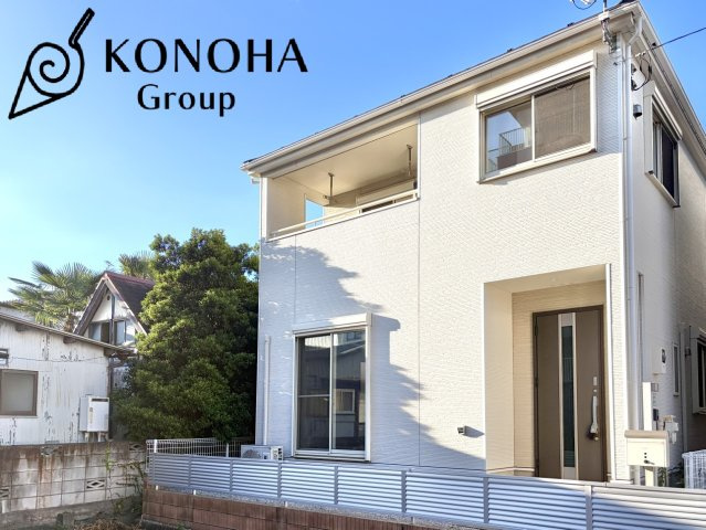 【中古戸建】前橋市国領町の外観|■外観｜窓の配置や、爽やかな白ベースの外観が清潔感をもたらします。まっさらなキャンバスのような家にこだわりを彩って…始めよう、あなただけの豊かな暮らし( ＾＾ )