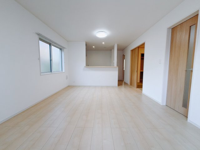 【中古戸建】前橋市国領町の居間・リビング|■リビング｜時の流れと共に陽射しは装いを変え空間に新たな彩りを与えます。一日中家に居ても飽きることなく過ごすことができる素敵な空間です♪