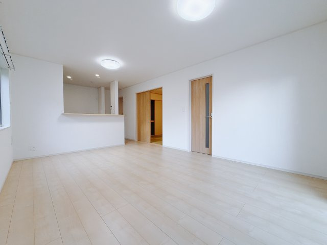 【中古戸建】前橋市国領町の居間・リビング|■リビング｜木製で懐かしさのある家具やアンティーク調の小物に囲まれてレコードを流したり小説を読んだり…そんな心ときめく暮らしをしませんか？