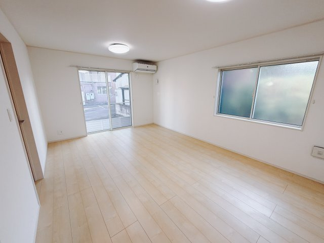 【中古戸建】前橋市国領町の居間・リビング|■リビング｜落ち着きのある表情を見せるリビングダイニング。太陽の光がたっぷり差し込むリビングは、自然とご家族が集まる居心地の良い空間です。