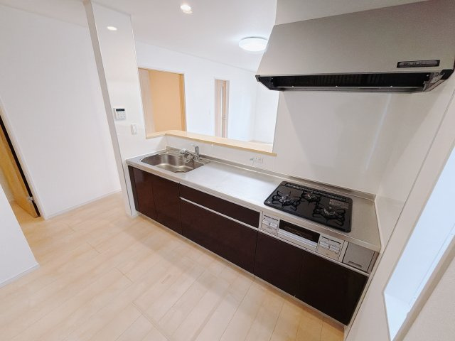 【中古戸建】前橋市国領町のキッチン|■キッチン｜ワークトップの幅が広く、お子様といっしょにお料理をつくったり、ちょっとしたパーティーも楽しめます。フラットなのでお掃除がしやすいのもポイントです♪
