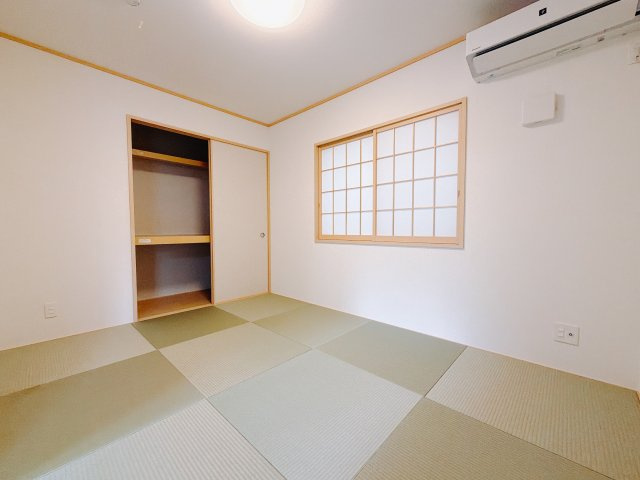 【中古戸建】前橋市国領町の和室|■1階和室｜「続き間の和室」は子育て世代にこそ適しています。お子様のお昼寝スペースや、洗濯物をたたむのに便利です。客間やリビングの延長としても使えます。