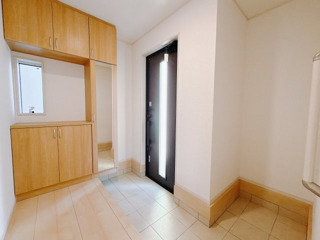 【中古戸建】前橋市国領町の玄関|■玄関｜毎日の「いってらっしゃい」や「お帰りなさい」を大切なご家族と過ごす玄関は〈使いやすさ〉を追求しております。玄関横の物入は急な来客時でもさっとお片付けできるスペースを確保しています。