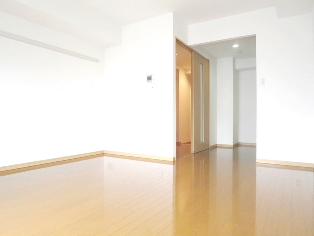 リバーハウスキヘイの居間・リビング|違うアングルからの洋室です(^^♪