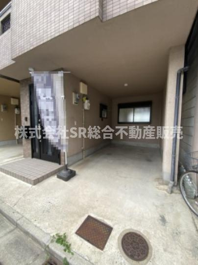 稲葉1丁目中古戸建の駐車場|お車をお持ちの方には嬉しいビルトイン駐車場があり雨の日の乗り降りも楽々です！