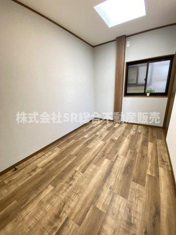 稲葉1丁目中古戸建の寝室|3F・洋室5帖。落ち着いて過ごせるお部屋なので、寝室にいかがでしょうか
