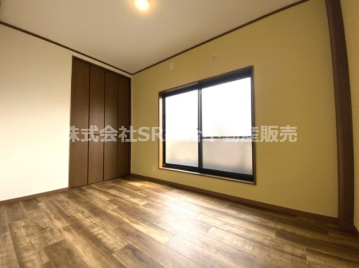 稲葉1丁目中古戸建の子供部屋|3F・洋室5帖（バルコニー側）黄色のアクセントクロスで元気が出そうですね☆大きな窓から採光がたっぷり入ります♪