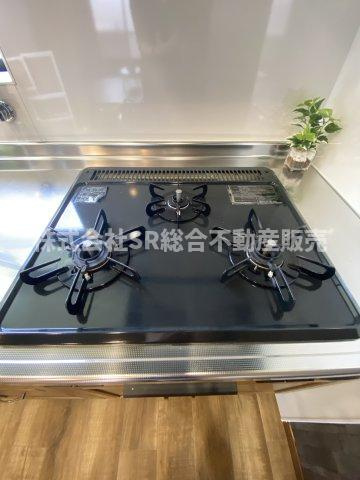 稲葉1丁目中古戸建のキッチン|3口コンロ、グリル付きです♪