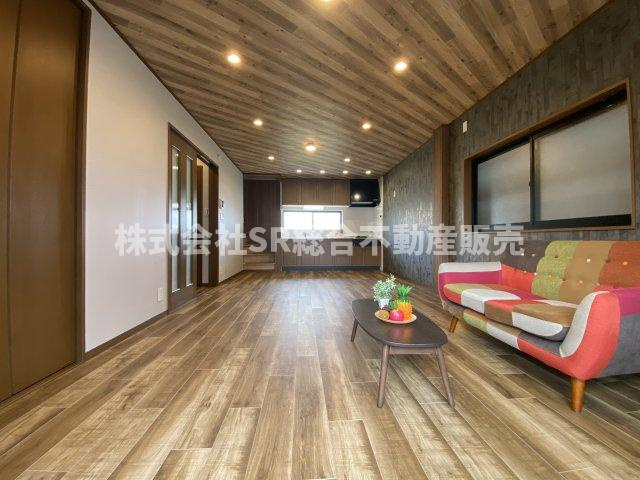 稲葉1丁目中古戸建の居間・リビング|木のぬくもりを感じる、照明もオシャレなリビングです♪