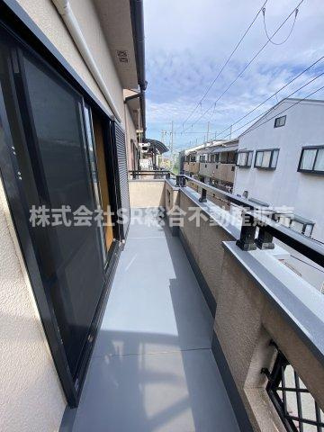 稲葉1丁目中古戸建のバルコニー|バルコニーは2面あります！屋根が付いてないですが天気のいい日には気持ちよく洗濯物が干せます！