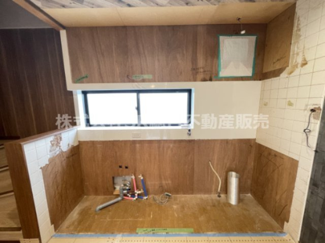 稲葉1丁目中古戸建のキッチン|キッチンパネルが新調されておりますのでフレッシュな気持ちでお料理、炊事をお楽しみいただけます。