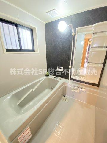 稲葉1丁目中古戸建の浴室|足を伸ばしてゆったりと浸かれる浴槽です♪