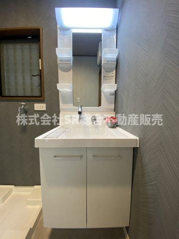 稲葉1丁目中古戸建の独立洗面台|独立洗面台、小物を置くことができて便利です