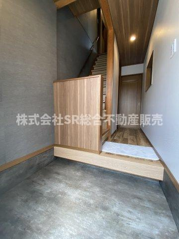 稲葉1丁目中古戸建の玄関|玄関はシックな内装で、シューズボックスを置いても広く使えます！