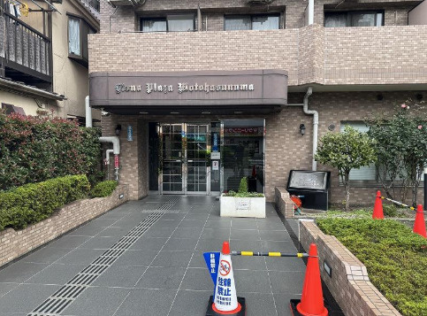 ライオンズプラザ本蓮沼のエントランス|安心のオートロックシステム完備 宅配ボックスも完備しております