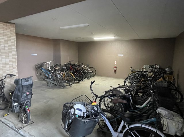 サーパス笹沖参番館の設備|建物敷地内駐輪場です。