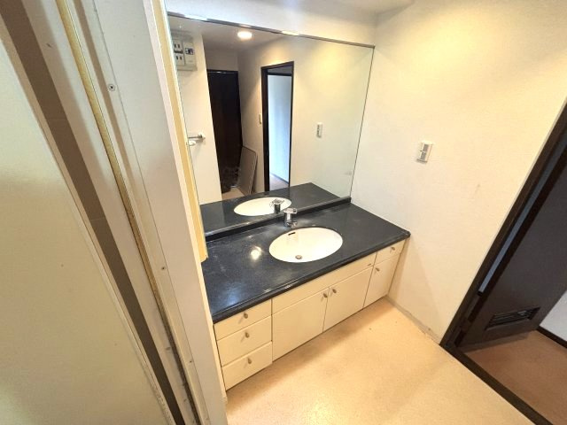 アーデンコート住吉川の独立洗面台