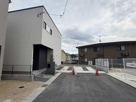 【前面道路含む現地写真】