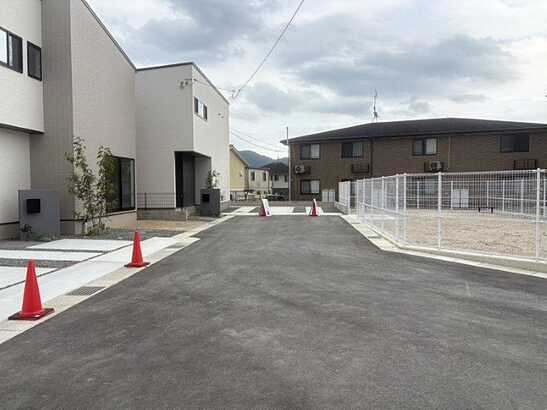 【前面道路含む現地写真】