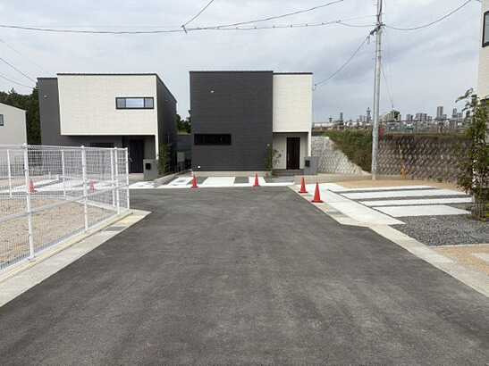 【前面道路含む現地写真】