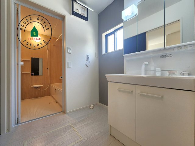 福津市津屋崎1丁目第5-2棟（1号棟）の内観：施工例|ゆとりの洗面スペースで朝の身支度もスムーズに。暮らしを快適に変えるシャワー付洗面台です！