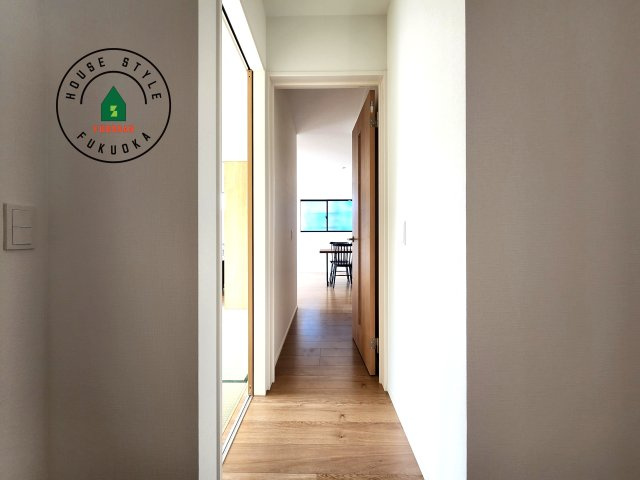 福津市津屋崎1丁目第5-2棟（1号棟）の内観：施工例|平屋はワンフロアしかないため、部屋と部屋の距離が近くなります。 生活音の緩衝材として廊下を活用するのがおすすめです。