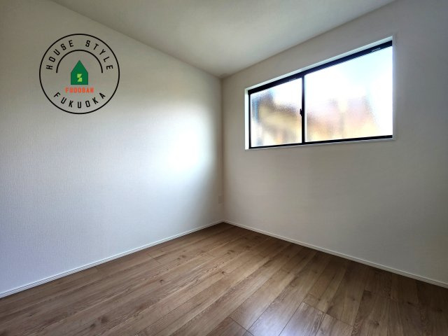 福津市津屋崎1丁目第5-2棟（1号棟）の内観：施工例|柔らかい陽光が差し込む明るいお部屋を演出する設計。彩光の取れる窓が気持ちの良いお部屋を創り上げます。