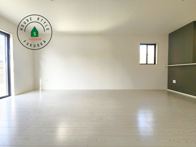 福津市津屋崎1丁目第5-2棟（1号棟）の内観：施工例|ご家族を近くに感じられる対面キッチンのLDK。会話もはずみそうですね。