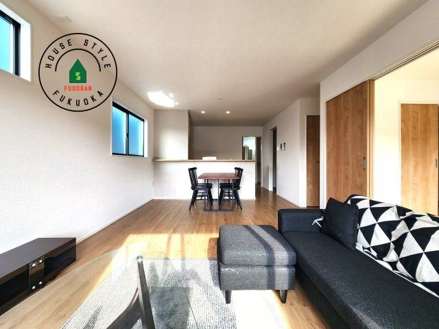 福津市津屋崎1丁目第5-2棟（1号棟）の内観：施工例|ご家族を近くに感じられる対面キッチンのLDK。会話もはずみそうですね。