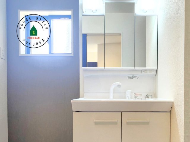 福津市津屋崎1丁目第5-2棟（2号棟）の内観：施工例|毎日使うものだから清潔な空間を保ちたい水回り。洗面にはそんな願いを解消させてくれる収納アイデアが満載です。三面鏡の裏側にはキャビネットが現れ小物から背の高い物まで収納できます。