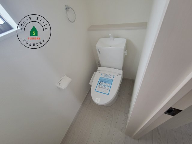 福津市津屋崎1丁目第5-2棟（2号棟）の内観：施工例|温水洗浄便座を完備しております。2ヶ所にトイレがあるのは朝の慌ただしい時間も安心です。