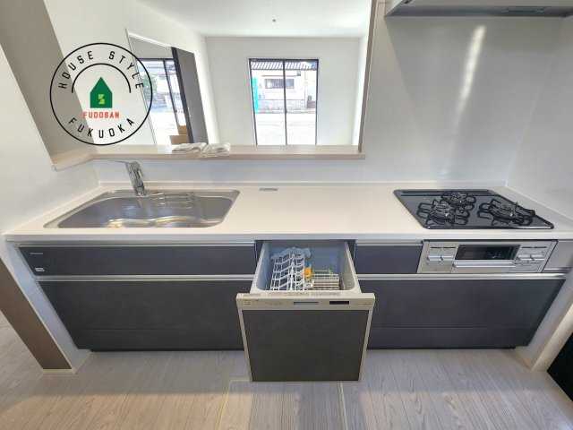 福津市津屋崎1丁目第5-2棟（2号棟）の内観：施工例|キッチン。グリル・食器洗い乾燥機・浄水器も完備。