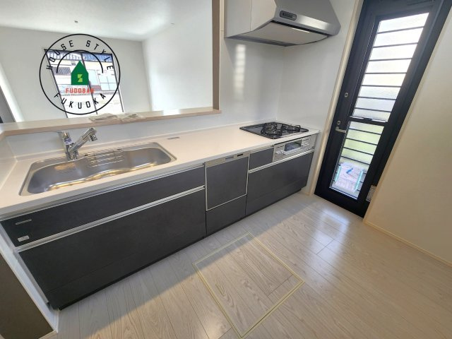 福津市津屋崎1丁目第5-2棟（2号棟）の内観：施工例|ダイニングテーブルへの配膳がラクラク、お料理はかどるカウンター付きシステムキッチン！