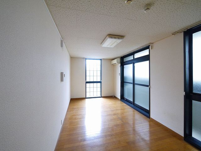 レオパレスナカノの居間・リビング|ゆったりした洋室です