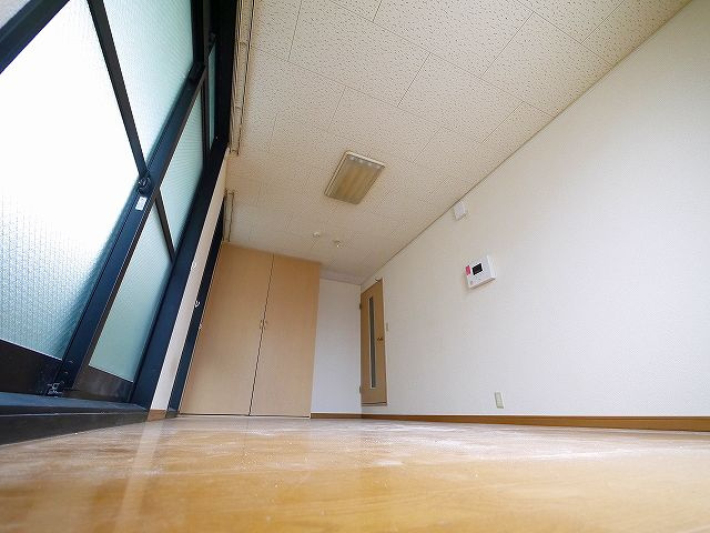 レオパレスナカノの居間・リビング|明るい洋室です。