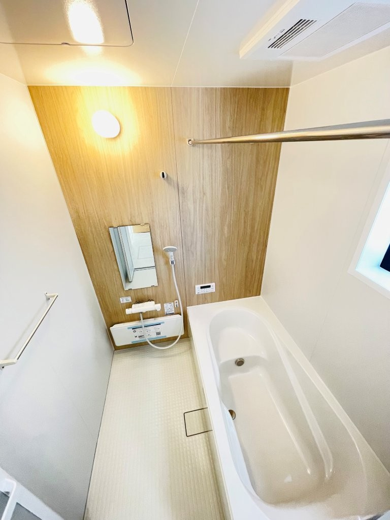 岡崎第255下和田町　新築分譲住宅　全3棟　1号棟の浴室|１坪タイプのユニットバス！浴槽は断熱材入りでお湯が冷めにくいです♪浴室乾燥機で梅雨の時期は洗濯物を乾かせます！