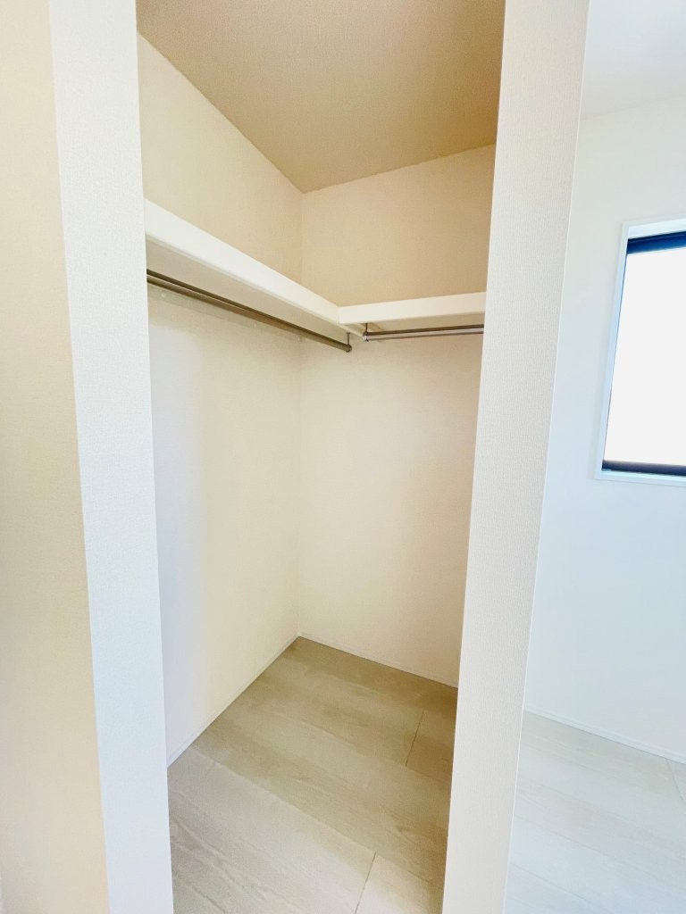 岡崎第255下和田町　新築分譲住宅　全3棟　1号棟の収納|ウォークインクローゼットは衣類だけでなく、バッグや帽子、アクセサリーなども収納でき管理がしやすいです。