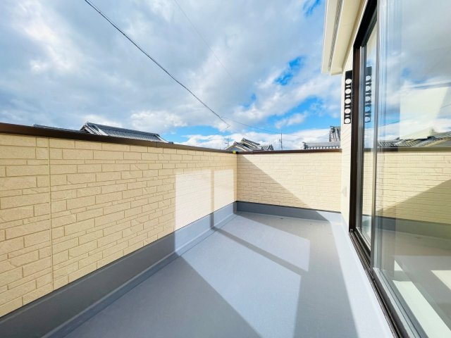 岡崎第255下和田町　新築分譲住宅　全3棟　1号棟のバルコニー|日当たりの良いバルコニーには洗濯物がたくさん干せます♪