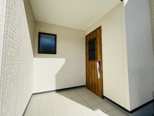 岡崎第255下和田町　新築分譲住宅　全3棟　1号棟の玄関|玄関ポーチがあるので、雨の日でも濡れることがなくドアの開け閉めができます。